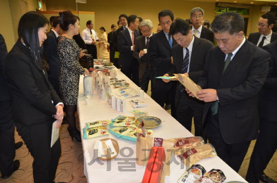 통영시가 히로시마현 기업인들의 초청으로 수산물 및 관광 홍보 행사를 하고 있다. /사진제공=통영시