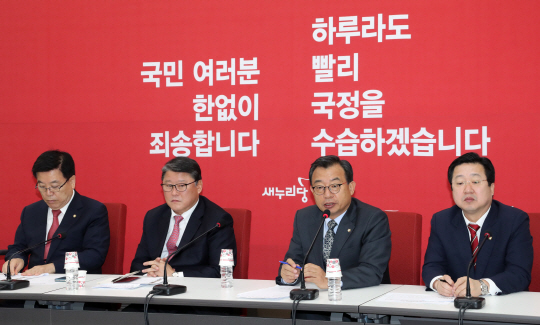 이정현(오른쪽 두 번째) 새누리당 가 10일 오전 국회에서 열린 최고위원회의에서 발언하고 있다. /연합뉴스
