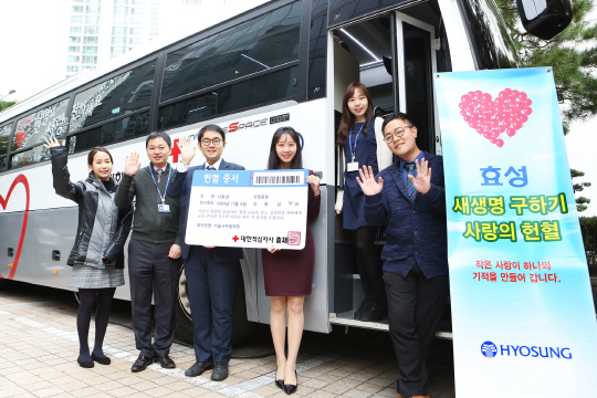 효성 임직원들이 10일 서울 마포 본사에서 백혈병·소아암 어린이 환자를 위한 ‘사랑의 헌혈’ 행사에 참여하고 있다. 효성의 헌혈은 지난 2008년 임직원들의 자발적 참여로 시작돼 본사뿐 아니라 주요 지방사업장에서 해마다 행사를 갖고 있다. /사진제공=효성