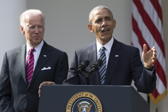 버락 오바마(오른쪽) 미국 대통령이 9일(현지시간) 조 바이든 부통령이 배석한 가운데 백악관에서 기자회견을 갖고 전날 대선 결과에 대해 언급하고 있다. /워싱턴DC=EPA연합뉴스