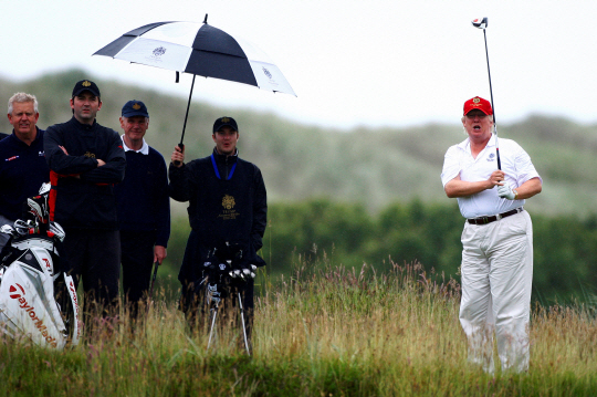 도널드 트럼프(오른쪽) 미국 대통령 당선인이 지난 2012년 7월 스코틀랜드 북부에 직접 건설한 애버딘 골프링크스 개장 행사에서 샷을 날리고 있다. /로이터연합뉴스