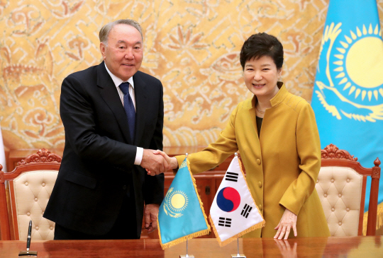 박근혜(오른쪽) 대통령과 누르술탄 나자르바예프 카자흐스탄 대통령이 10일 청와대에서 열린 양해각서(MOU) 서명식에서 악수하고 있다.  /연합뉴스