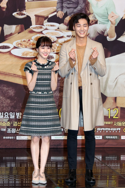 10일 오후 상암 MBC에서 열린 새 주말특별기획 ‘아버님 제가 모실게요’ 제작발표회에서 배우 박은빈과 이태환이 포토타임을 갖고 있다.