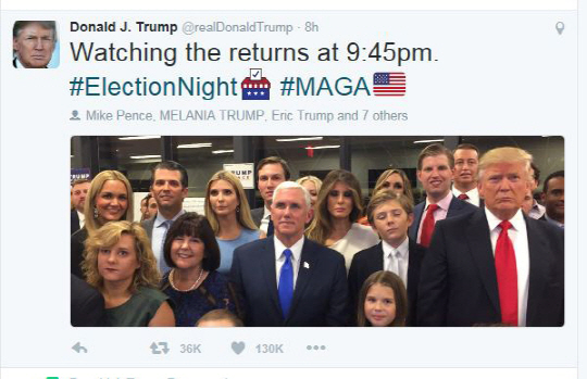 지난 8일(현지시간) 미국 대통령선거에서 승리한 공화당의 도널드 트럼프(앞줄 오른쪽)와 부통령 당선인 마이크 펜스(〃 가운데), 트럼프 가족, 지지자들이 당선이 확정되기 전에 한자리에 모여 사진을 찍었다. /트럼프 트위터 캡처=연합뉴스