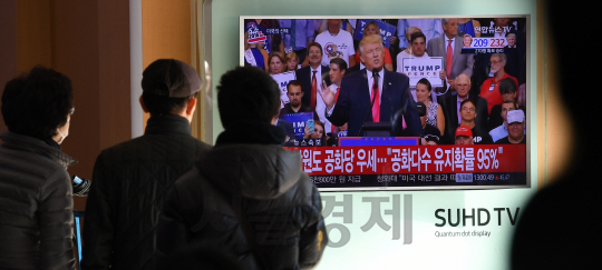 제45대 미국 대통령 선거에서 공화당 대선 후보 도널드 트럼프가 확실시되고 있는 9일 오후 서울역 대합실에서 시민들이 심각한 표정으로 뉴스를 시청하고 있다./송은석기자