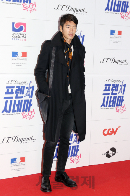 10일 오후 청담동 CGV 청담씨네시티에서 열린 ‘프렌치 시네마 투어 S,T.Dupont 2016’ 개막식에서 배우 김남진이 포토타임을 갖고 있다.