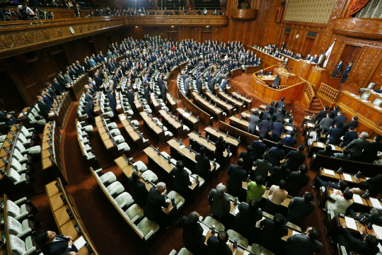 10일 일본 도쿄 국회의사당에서 연립 여당 소속 중의원 의원들이 환태평양경제동반자협정(TPP) 승인안과 관련 법안에 찬성표를 던졌다./도쿄=지지통신연합뉴스