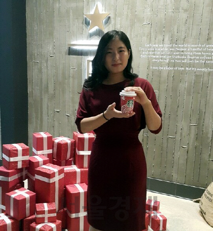 스타벅스 레드 컵 디자인 한국인 수상자 권은주씨가 직접 디자인한 레드 컵을 들고 있다. /사진제공=스타벅스코리아