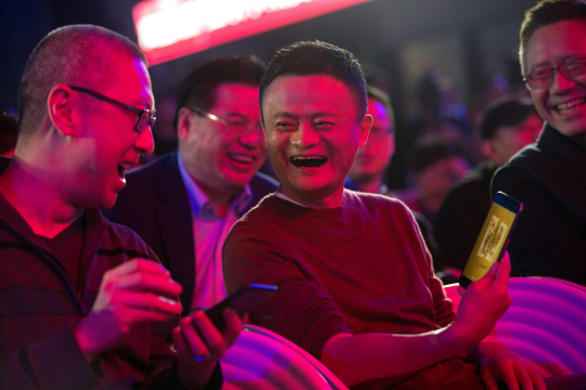 중국 광군제인 11월 11일 마윈 알리바바 회장이 광군제 행사가 열린 광둥성 선전시에서 활짝 웃고 있다. /선전=EPA연합뉴스