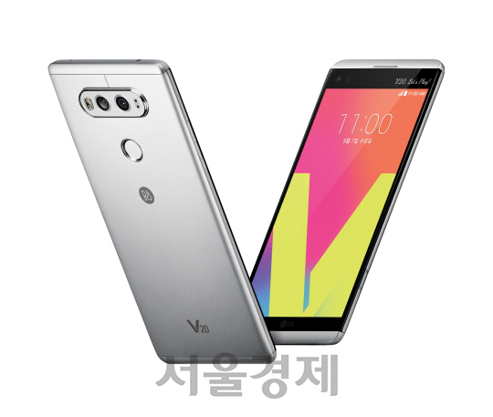 CES 2017 혁신상 수상 제품인 LG전자 최신 스마트폰 V20. /사진제공=LG전자