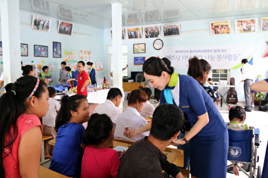 에어부산과 동아대학교 병원은 지난 8일부터 베트남 다낭 인근 화방현에 위치한 현지병원과 주민센터에서 봉사활동을 벌였다./사진제공=에어부산