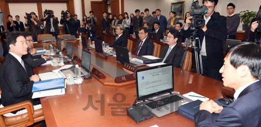 이주열 한국은행 총재가 11일 오전 서울 중구 한국은행에서 열린 금융통화위원회에서 위원들과 의견을 주고받고 있다./이호재기자