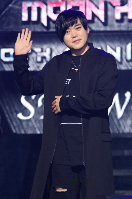 문희준이 11일 열린 ‘데뷔 20주년 기념 콘서트’ 쇼케이스에서 포토타임을 갖고 있다.