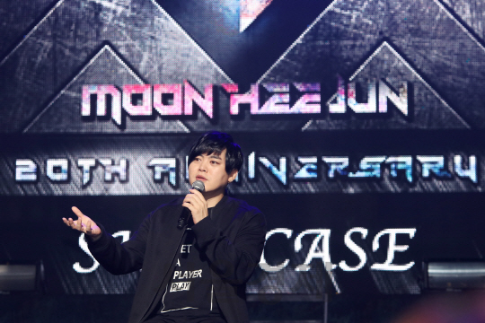 문희준이 11일 열린 ‘데뷔 20주년 기념 콘서트’ 쇼케이스에서 취재진과 질의응답을 갖고 있다.