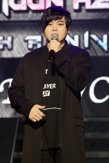 문희준이 11일 열린 ‘데뷔 20주년 기념 콘서트’ 쇼케이스에서 인사말을 하고 있다.