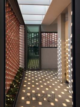 ‘홍현; 북촌마을안내소 및 편의시설’의 공중화장실 내부 모습. 일정한 패턴의 벽돌로 빛에 따라 달라지는 생동감 있는 분위기를 연출한다.   /사진제공=건축사사무소 인터커드