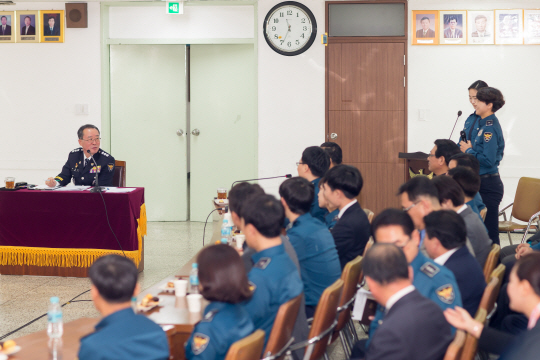 11일 허영범 부산경찰청장이 금정경찰서를 찾아 치안현장간담회를 가졌다. 허 청장은 이 자리에서 현장 직원들과 격의 없이 대화하며 애로 및 건의사항을 청취했다./사진제공=부산경찰청