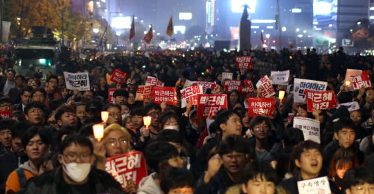 지난 5일 오후 서울 광화문광장에서 열린 ‘박근혜 정권 퇴진’ 2차 촛불집회가 종료된 후에도 일부 시민들이 현장에 남아 박근혜 대통령의 하야를 요구하고 있다. /연합뉴스