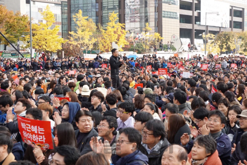 12일 오후 김제동과 청년이 함께 만드는 광장 집회 ‘김제동&청년의 만민공동회’가 서울 광화문 광장에서 열리고 있다. /강신우PD