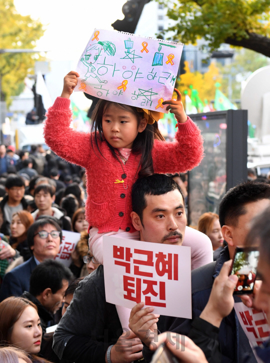 박근혜 대통령 퇴진을 요구하는 민중총궐기 대회가 열린 12일 오후 서울시청 앞에서 한 어린이가 직접 그린 손피켓을 들고 있다./권욱기자ukkwon@sedaily.com