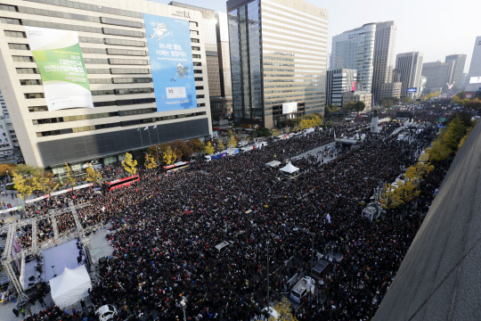 박근혜 대통령 퇴진을 요구하는 민중총궐기 대회가 열린 12일 오후 대회에 참가한 시민들이 서울 광화문광장에서 시청광장까지 가득 채우고 있다./사진공동취재단