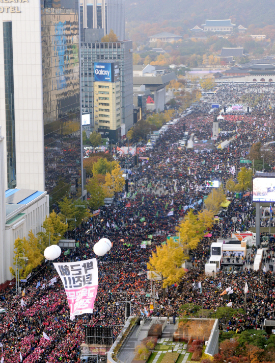 박근혜 퇴진을 요구하는 민중총궐기 대회가 열린 12일 오후 서울광장과 광화문광장, 세종대로가 수많은 인파로 가득 차 있다./사진공동취재단