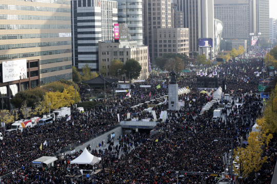 박근혜 대통령 퇴진을 요구하는 민중총궐기 대회가 열린 12일 오후 대회에 참가한 시민들이 서울 광화문광장에서 시청광장까지 가득 채우고 있다./사진공동취재단