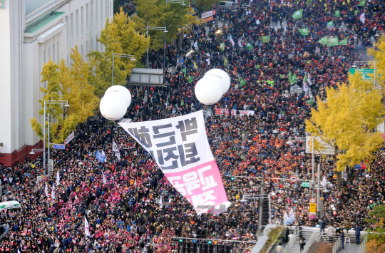 박근혜 퇴진을 요구하는 민중총궐기 대회가 열린 12일 오후 서울 세종대로에 수많은 인파가 모여 있다./사진공동취재단