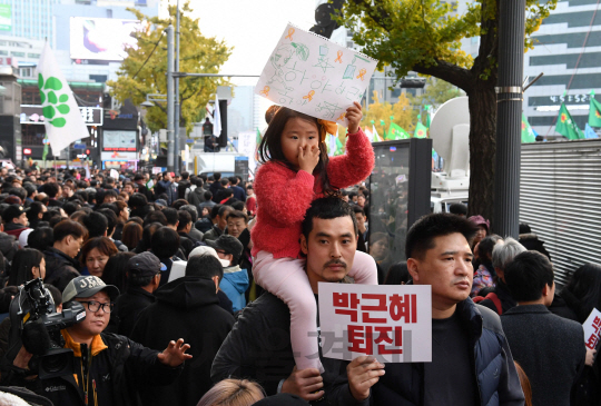 박근혜 대통령 퇴진을 요구하는 민중총궐기 대회가 열린 12일 오후 서울시청 앞에서 한 어린이가 직접 그린 손피켓을 들고 있다./권욱기자ukkwon@sedaily.com