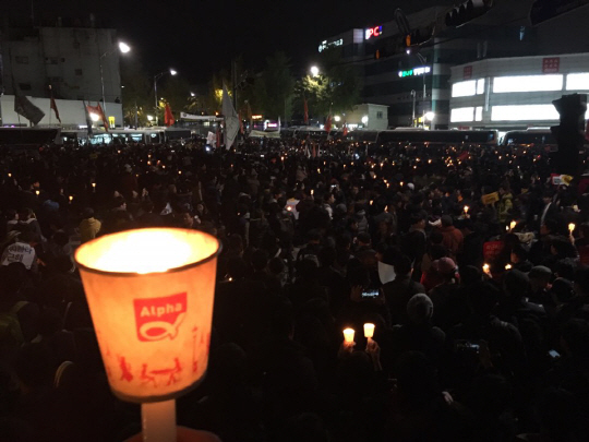 12일 서울 도심 곳곳에서 시민들이 촛불을 밝혔다. 이날 오후 7시30분께 주최측 추산 집회 참가자는 100만명을 넘어섰다.