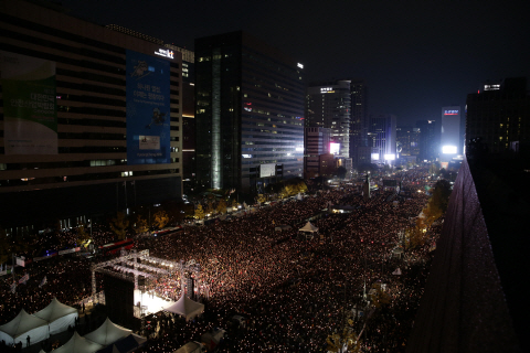 2016년 민중총궐기 대규모 집회가 열린 12일 오후 서울 광화문 앞에서 시민들이 박근혜 대통령 퇴진을 촉구하며 광장을 가득 메운 채 촛불을 밝히고 있다. /연합뉴스