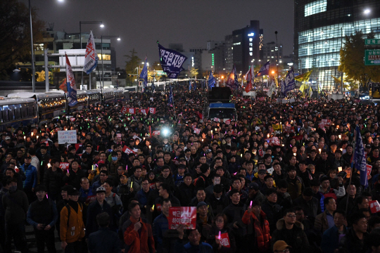 박근혜 대통령 퇴진을 요구하는 민중총궐기 대회가 열린 12일 오후 서울 경복궁역 일대에서 시민들이 행진하고 있다./권욱기자ukkwon@sedaily.com