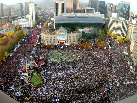 12일 오후 시청앞 세종대로에 박근혜 대통령의 퇴진을 요구하는 민중총궐기 대회에 시민들이 운집하고 있다./사진공동취재단