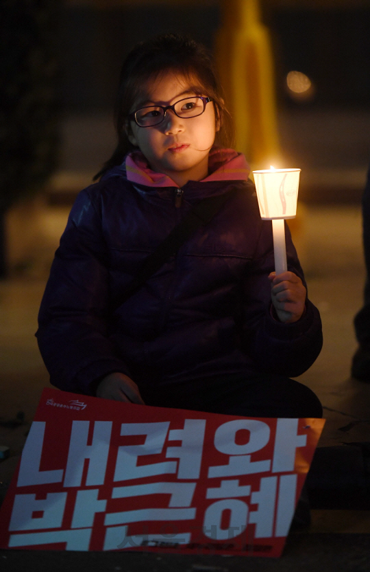 박근혜 대통령 퇴진을 요구하는 민중총궐기 대회가 열린 12일 서울 광화문광장 일대에서 어린이들이 촛불을 들고 박근혜 대통령의 하야를 촉구하고 있다./권욱기자ukkwon@sedaily.com