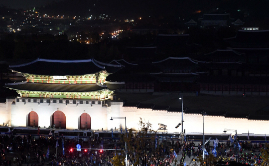 박근혜 대통령 퇴진을 요구하는 민중총궐기 대회가 열린 12일 오후 서울 광화문 일대에서 바라본 청와대에 불이 꺼져 있다./권욱기자ukkwon@sedaily.com
