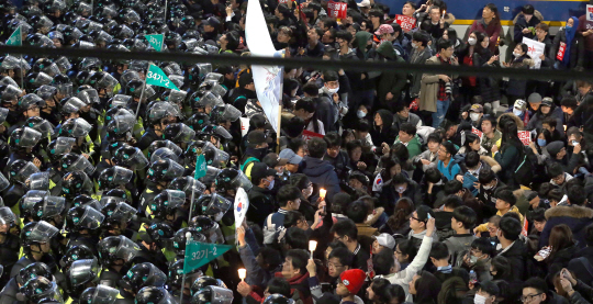 '박근혜 퇴진'을 요구하는 민중총궐기 대회가 열린 12일 서울 경복궁역 일대에서 청와대로 향하는 시민들을 경찰이 막고 있다./권욱기자ukkwon@sedaily.com
