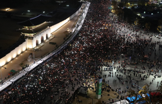 민중총궐기 대규모 집회가 열린 12일 오후 서울 광화문 앞에서 시민들이 박근혜 대통령 퇴진을 촉구하며 청운동 방향으로 행진하고 있다. /연합뉴스