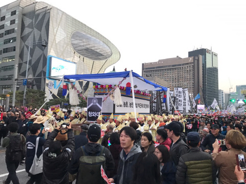 박근혜 대통령 하야 촉구 3차 집회가 열린 12일 오후 서울광장 인근에서 시민들이 대통령 퇴진을 요구하며 퍼포먼스를 벌이고 있다. /이두형기자