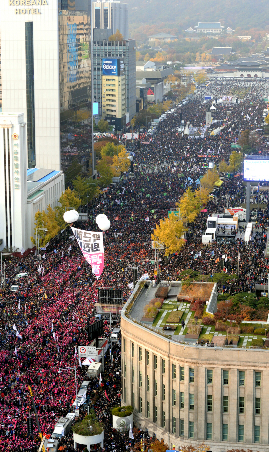 12일 오후 시청앞 세종대로에 박근혜 대통령의 퇴진을 요구하는 민중총궐기 대회에 시민들이 운집하고 있다./사진공동취재단