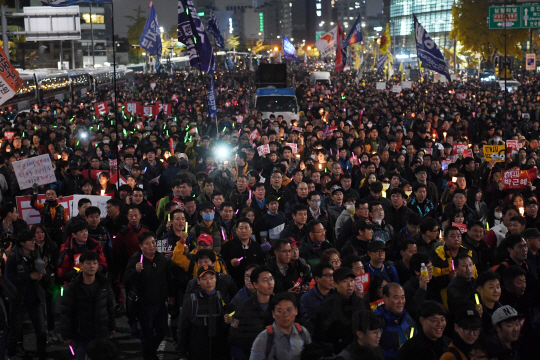 박근혜 대통령 퇴진을 요구하는 민중총궐기 대회가 열린 12일 오후 서울 경복궁역 일대에서 시민들이 행진하고 있다./권욱기자ukkwon@sedaily.com