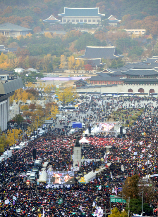 박근혜 퇴진을 요구하는 민중총궐기 대회가 열린 12일 오후 서울 세종대로에 수많은 인파가 모여 있다./사진공동취재단