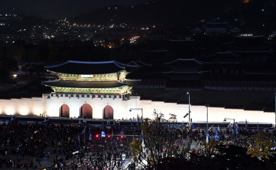 박근혜 대통령 퇴진을 요구하는 민중총궐기 대회가 열린 12일 오후 서울 광화문 일대에서 바라본 청와대에 불이 꺼져 있다./권욱기자ukkwon@sedaily.com