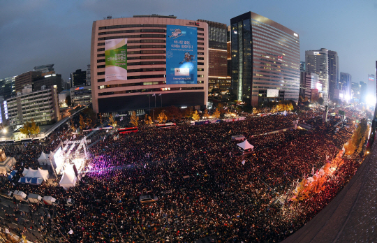 광화문 광장에 운집한 수십만 참가자들.(사진=서울 사진공동취재단)