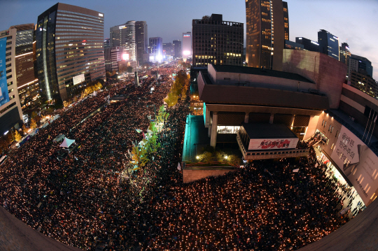광화문 광장을 가득 메운 수십만 참가자들. (사진=서울 사진공동취재단)