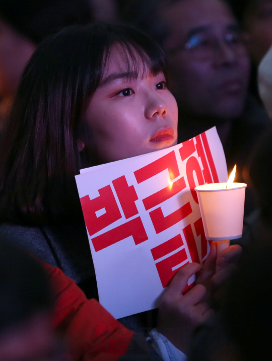 12일 오후 서울 광화문광장에서 열린 '내려와라 박근혜 3차 범국민행동'에 참가한 학생들이 손 피켓을 들고 '박근혜 대통령 하야'를 외치고 있다./권욱기자ukkwon@sedaily.com