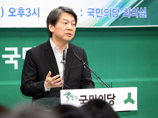 국민의당 안철수 전 상임대표가 7일 오후 서울 마포구 당사에서 열린 지역위원장 비상시국간담회에서 인사말을 하고 있다. /연합뉴스