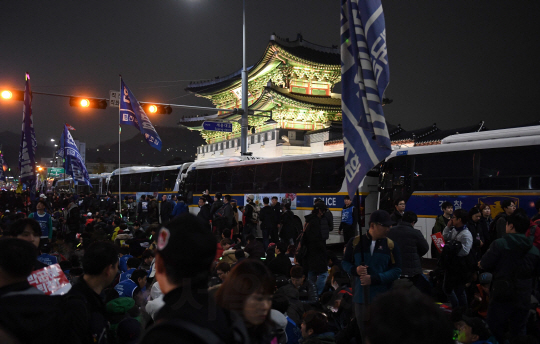 박근혜 대통령 퇴진을 요구하는 민중총궐기 대회가 열린 12일 오후 서울 광화문 앞이 차벽으로 막혀 있다./권욱기자ukkwon@sedaily.com