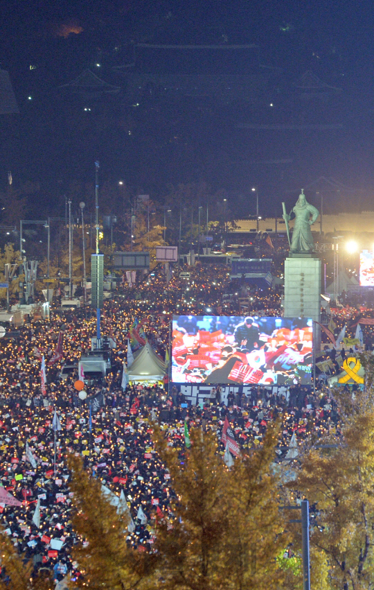 박근혜 대통령 퇴진을 요구하는 민중총궐기 대회가 열린 12일 밤 촛불을 든 시민들이 서울 광화문광장을 가득 채우고 있다./사진공동취재단.