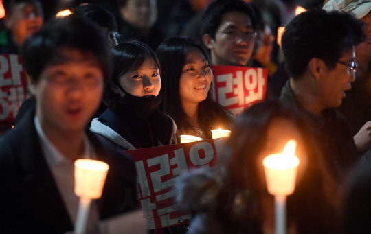 박근혜 대통령 퇴진을 요구하는 민중총궐기 대회가 열린 12일 서울 광화문광장 일대에서 시민들이 촛불을 들고 박근혜 대통령의 하야를 촉구하고 있다./권욱기자ukkwon@sedaily.com