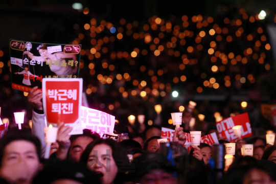 박근혜 대통령 퇴진을 요구하는 민중총궐기 대회가 열린 12일 서울 광화문광장 일대에서 시민들이 촛불을 들고 박근혜 대통령의 하야를 촉구하고 있다./권욱기자ukkwon@sedaily.com